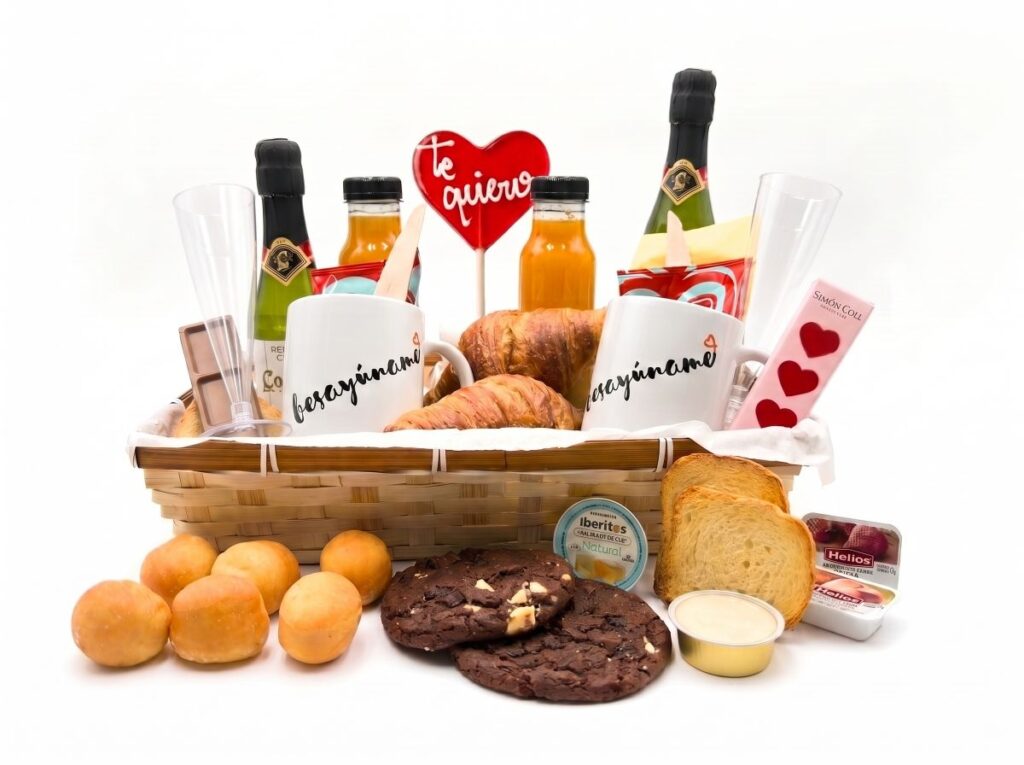 Desayuno romantico completo en cesta de mimbre para regalar en san valentin