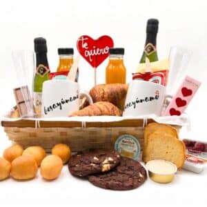 Desayuno romantico completo en cesta de mimbre para regalar en san valentin