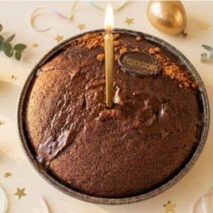 Tarta de cumpleaños con vela para regalar