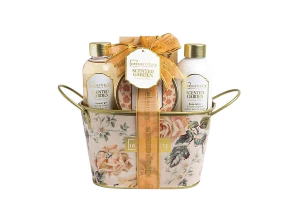 Una cesta aromática decorativa que incluye productos de baño con aroma a rosa, ideal como regalo elegante y relajante