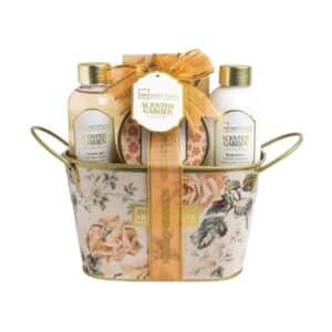 Una cesta aromática decorativa que incluye productos de baño con aroma a rosa, ideal como regalo elegante y relajante