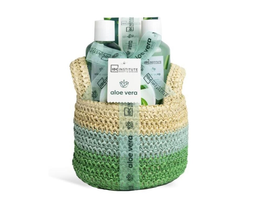Elegante cesta de mimbre con productos de Aloe Vera para un tratamiento fresco y nutritivo de la piel.