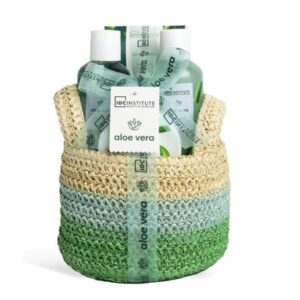 Elegante cesta de mimbre con productos de Aloe Vera para un tratamiento fresco y nutritivo de la piel.