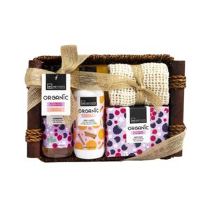 Cesta de baño orgánica decorativa con gel de ducha, crema, sales de baño y toalla exfoliante, presentada en una elegante cesta de madera con cinta decorativa.