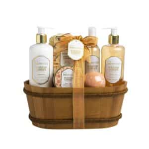 Cesta regalo aromática Country Rose que incluye gel de ducha, loción corporal, exfoliante, bomba de baño, sales de baño y esponja, en una elegante presentación de madera.