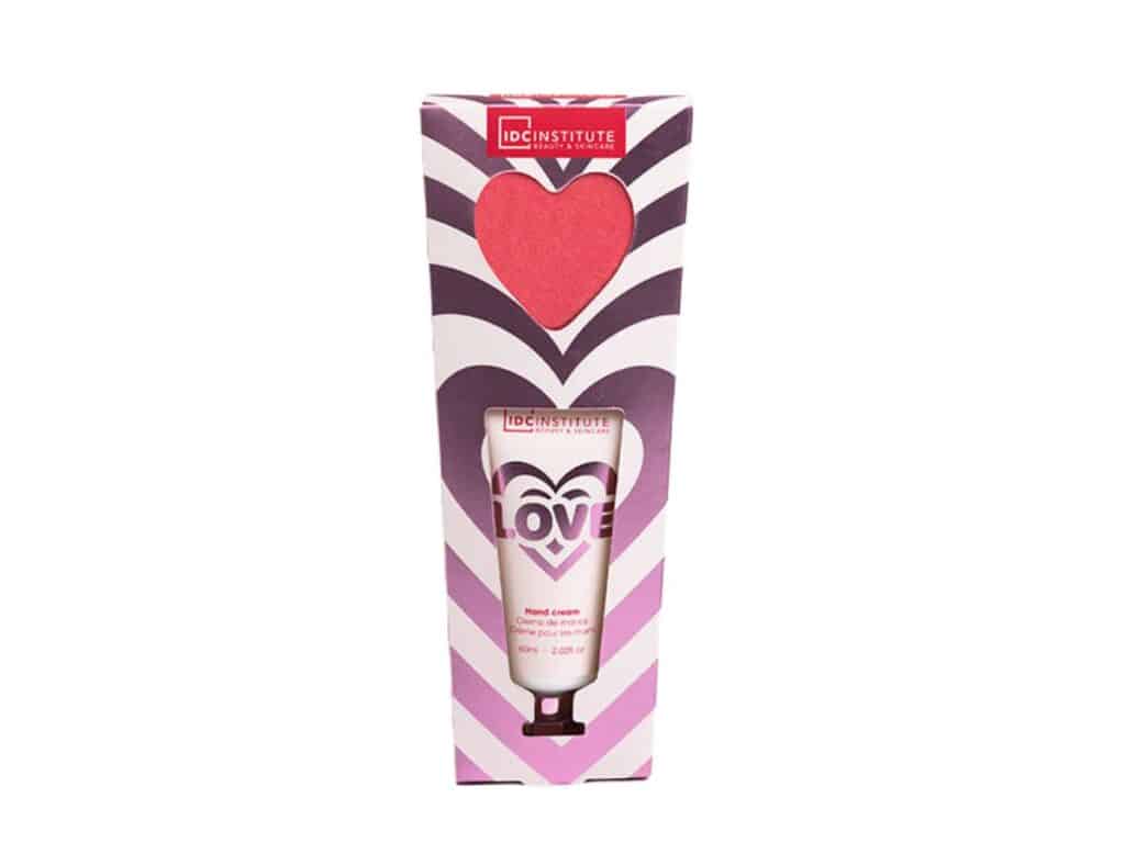 Set de regalo con crema de manos y bomba de baño en empaque colorido y romántico con diseño de corazones.