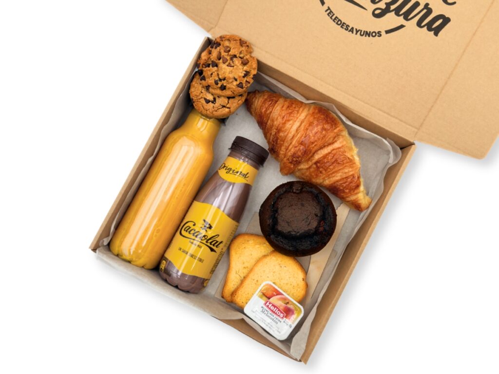 desayuno sorpresa en caja con zumo natural y bolleria artesanal para regalar