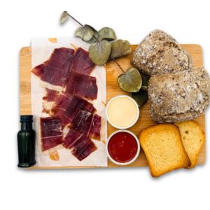 Desayuno salado añadiendo a tu cesta o caja jamón ibérico de cebo, panecillos, aceite AOVE, queso untable y tomate triturado. Un desayuno de lo más mediterráneo